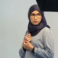 Dinda Kanyadewi baru saja menjalankan sesi foto untuk sebuah film yang berjudul ‘Pesantren Impian’ yang diadaptasikan dari novel karya Asma Nadia. Tantangannya, Dinda akan menggunakan hijab dan berperan sebagai karakter protagonis.