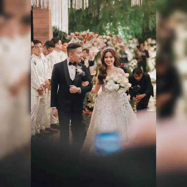 8 Potret Memukau Anggi Marito Jadi Ratu Sehari Dibalut Gaun dan Crown di Momen Resepsi Pernikahan