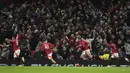 Pemain Manchester United, Harry Maguire (kedua kanan) melakukan selebrasi setelah mencetak gol kemenangan timnya ke gawang Lyon dalam laga leg 2 perempat final Liga Europa 2024/2025 di Old Trafford, Manchester, Inggris, Jumat (18/04/2025) WIB. (AP Photo/Jon Super)