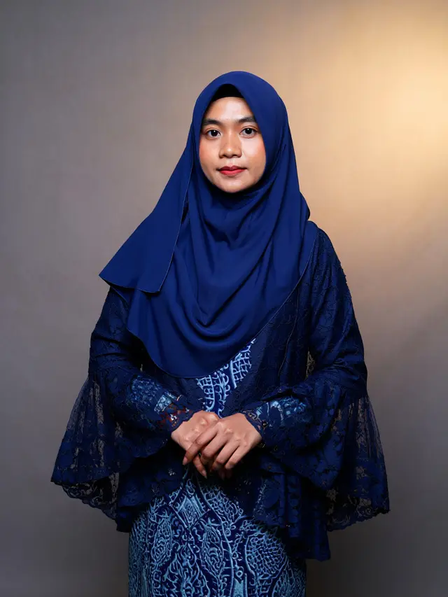 Model Gamis Kombinasi Outer Brokat dan Batik Warna Navy Elegan