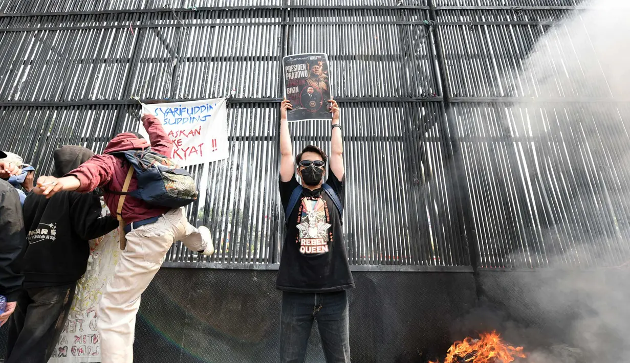 Aktivis Barisan Oposisi Indonesia (BOI) melakukan aksi unjuk rasa mendesak pembersihan dugaan mafia alat utama sistem persenjataan (alutsista) di depan Gedung Kompleks Parlemen, Jakarta, Kamis, 27 Agustus 2026. (KLY/ Arie Basuki)