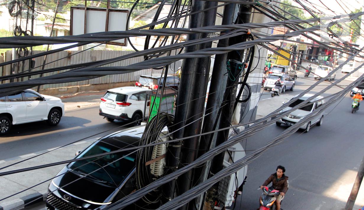 Tentunya ini menjadi perhatian dari pemerintah untuk dapat melakukan upaya agar kabel udara yang semrawut bisa dialihkan ke dalam tanah. (Liputan6.com/Johan Tallo)