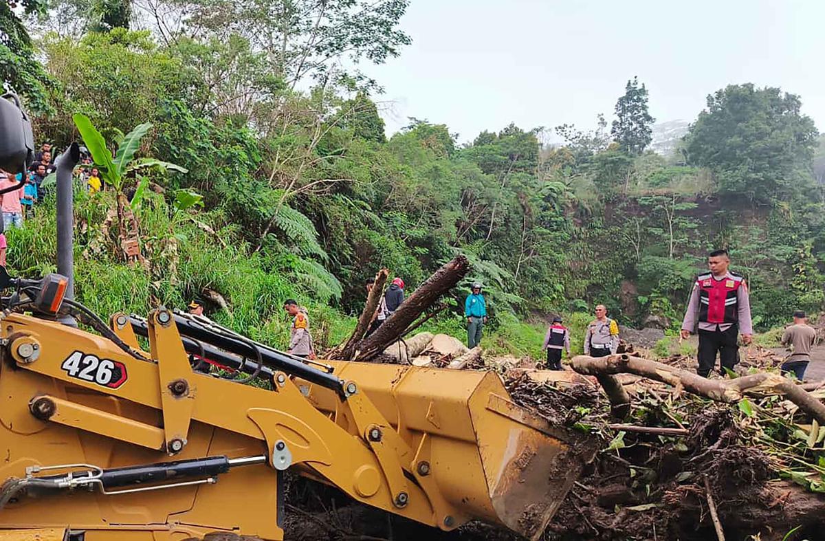 FOTO: Banjir Bandang Mauponggo: 6 Tewas, 4 Hilang, Puluhan Warga Mengungsi