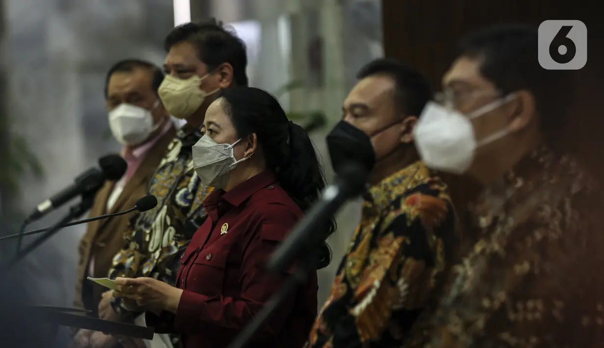 Ketua DPR Puan Maharani menyampaikan keterangan pers terkait pergantian Wakil Ketua DPR Azis Syamsuddin di Media Center DPR, Jakarta, Rabu (29/9/2021). Partai Golkar resmi memilih Lodewijk F. Paulus untuk menjadi Wakil Pimpinan DPR RI menggantikan Azis Syamsuddin. (Liputan6.com/Johan Tallo)