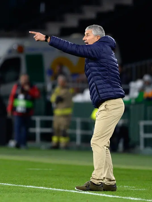 Pelatih Real Betis Quique Setien bereaksi saat anak asuhnya menghadapi AC Milan pada pertandingan Grup F Liga Eropa di Stadion Benito Villamarin, Sevilla, Spanyol, 8 November 2018. Barcelona merekrut Setien setelah Presiden Josep Maria Bartomeu menggelar pertemuan. (CRISTINA QUICLER/AFP)