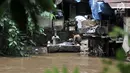 Aktivitas warga permukiman bantaran Kali Ciliwung, Jakarta, Minggu (3/3). Bencana banjir kiriman masih menjadi ancaman warga yang tinggal di bantaran Kali Ciliwung, terlebih saat hujan deras mengguyur kawasan hulu di Bogor. (merdeka.com/Iqbal S. Nugroho)