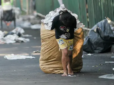 Seorang anak menarik karung berisi tumpukan koran yang dikumpulkan usai warga menunaikan salat Id di kawasan Jatinegara, Jakarta, Rabu (6/7/2016). Sisa koran alas salat menjadi berkah tersendiri bagi pengumpul koran bekas. (Liputan6.com/Yoppy Renato)