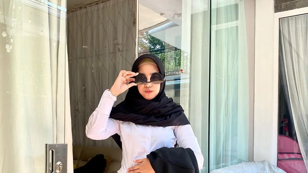 Ria Ricis sidang skripsi secara virtual (https://www.instagram.com/p/CBe9dUGjjzg/)