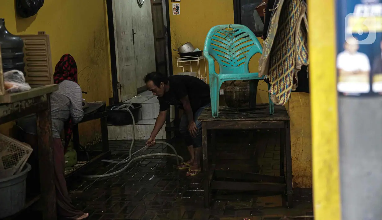 Warga pun mulai membersihkan sisa-sisa lumpur akibat banjir. (Liputan6.com/Faizal Fanani)