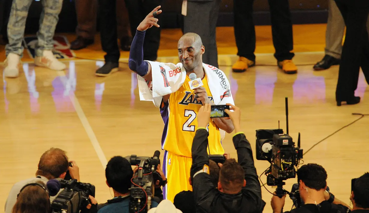 Pemain Los Angeles Lakers, Kobe Bryant berbicara usai pertandingan antara Lakers melawan Utah Jazz di Staples Center, AS, (13/4). Kobe Bryant merupakan salah satu pemain NBA berbakat dengan sederetan prestasinya. (Gary A. Vasquez-USA TODAY Sports)