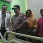 Kapolri membesuk anggota Polsek Wonokromo yang menjadi korban penyerangan, Senin (19/8/2019). (Liputan6.com/ Dian Kurniawan)