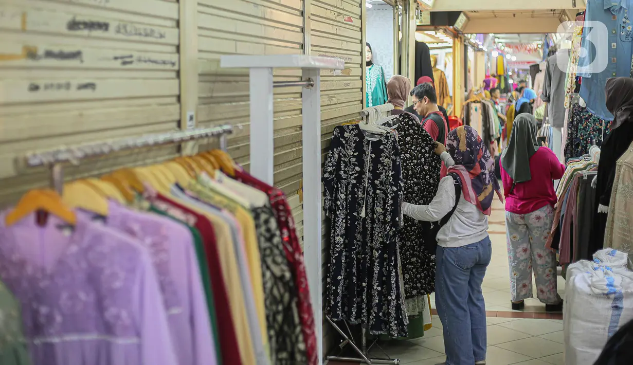 Saat berkeliling, terdengar penjual saling sahut-menyahut menawarkan barang dagangan mereka. (Liputan6.com/Faizal Fanani)