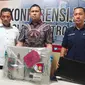Kasat Reskrim Polres Metro Depok, Kompol Hadi Kristanto memperlihatkan barang bukti pencurian listrik untuk penambangan crypto. (Liputan6.com/Dicky Agung Prihanto)