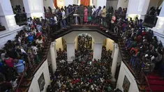 Massa memadati kediaman resmi Presiden Gotabaya Rajapaksa untuk hari kedua setelah diserbu di Kolombo, Sri Lanka, Senin (11/7/2022). Sri Lanka berada dalam kekosongan politik untuk hari kedua Senin dengan para pemimpin oposisi belum menyepakati siapa yang harus menggantikan Gotabaya Rajapaks. (AP Photo/Eranga Jayawardena)