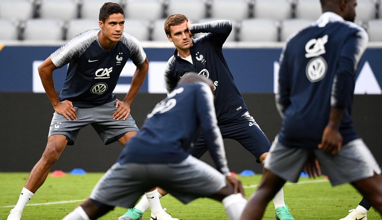 Pemain Prancis, Antoine Griezmann dan Raphael Varane saat melakukan sesi latihan jelang laga UEFA Nations League di Munich, Jerman, Rabu (5/9/2018). Prancis akan berhadapan dengan Jerman. (AFP/Franck Fife)