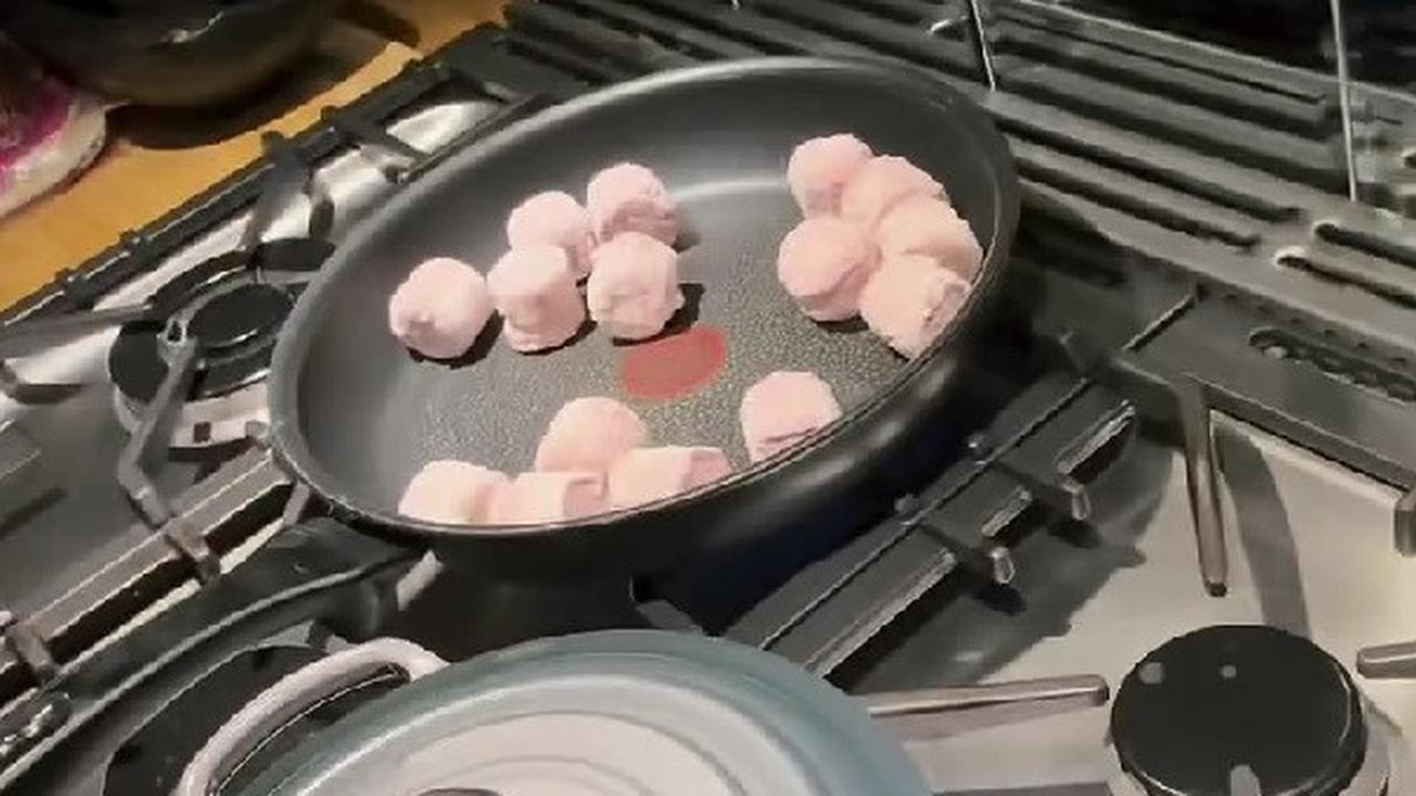 Anggun C Sasmi Pilih Masak Sup dan Bakso Beku Biar Sat-Set untuk Buka Puasa