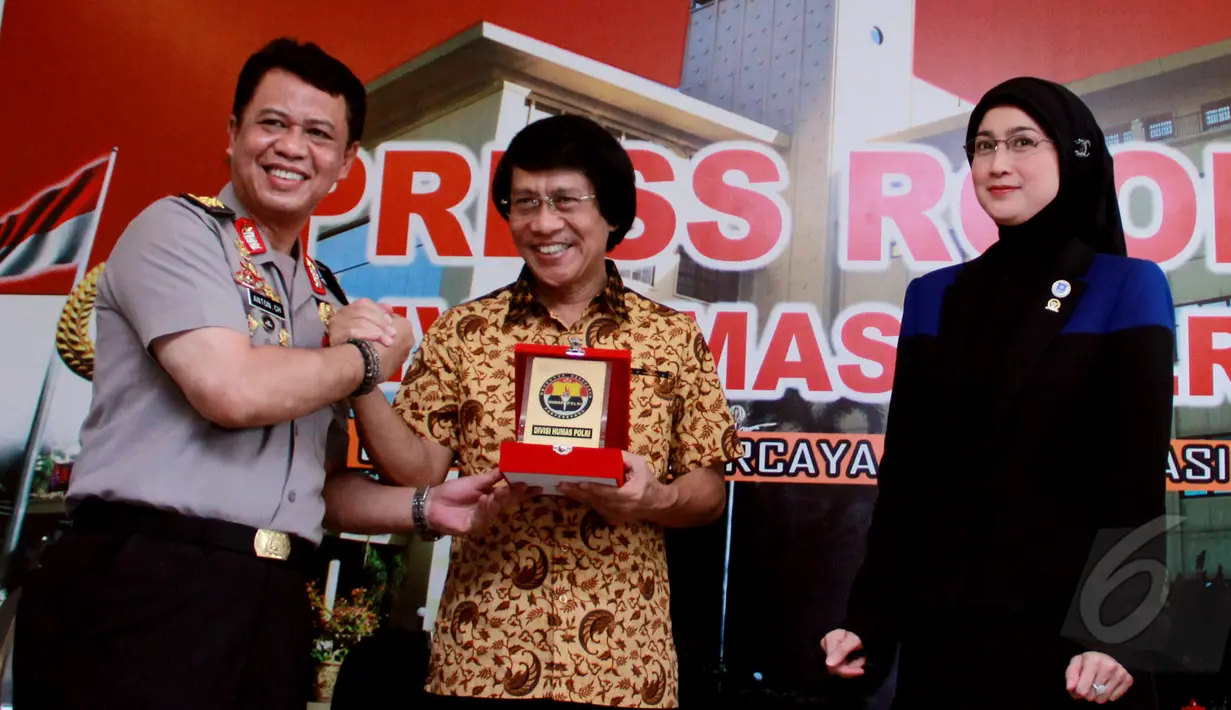 Kadiv Humas Mabes Polri, Brigjen Pol Anton Charliyan berjabat tangan dengan pemerhati anak, Seto Mulyadi (tengah) seusai diskusi "Kasus Penelantaran Anak atau KDRT" di Jakarta, Senin (18/5/2015). (Liputan6.com/Faisal R Syam)