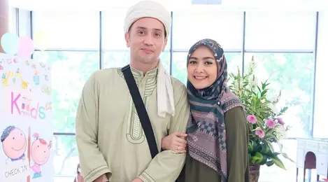 7 Potret Gary Iskak dengan Baju Muslim, Berjenggot dan Pakai Peci