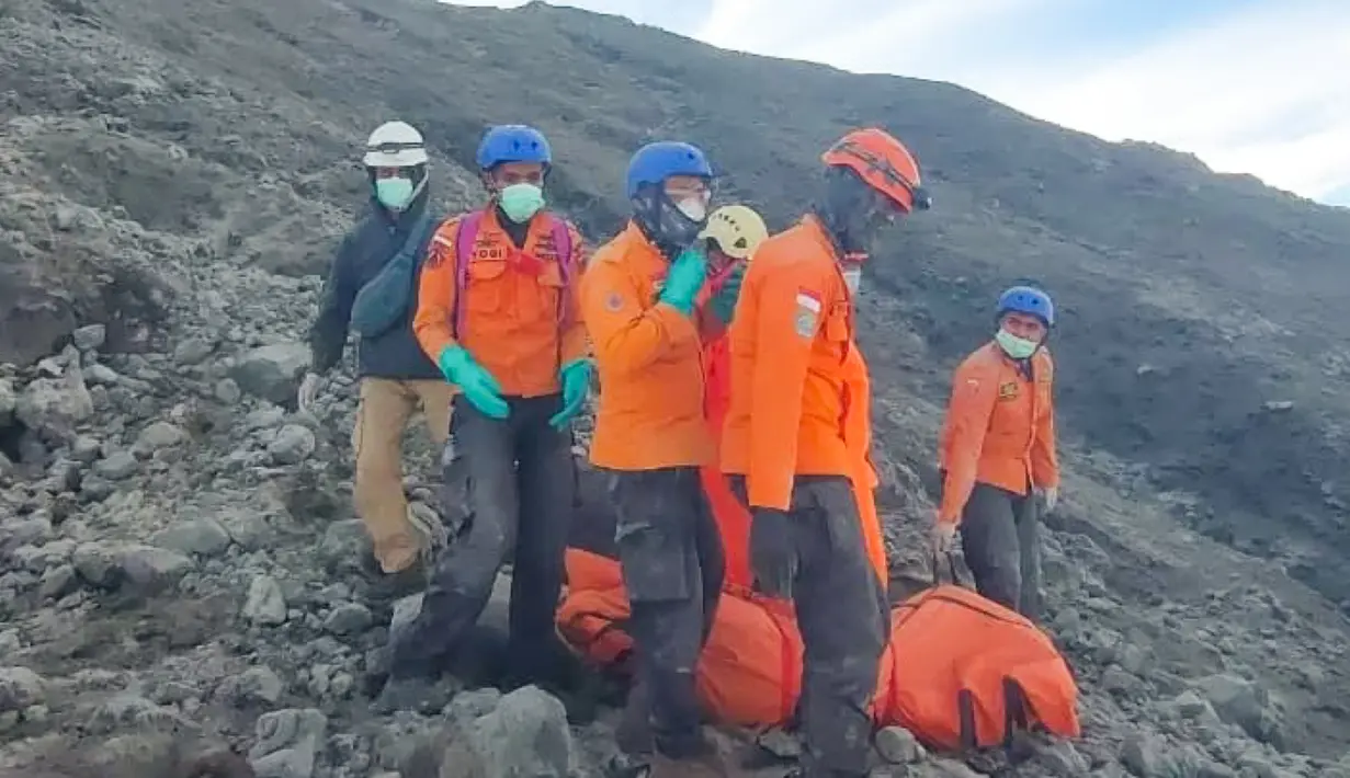 <p>Tim penyelamat yang melakukan pencarian di lereng gunung Marapi yang berbahaya di Indonesia menemukan lebih banyak jenazah di antara para pendaki yang terjebak oleh letusan tiba-tiba dua hari yang lalu. (Handout / BASARNAS / AFP)</p>