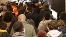 Warga Paris berjalan di sepanjang peron untuk naik kereta yang berangkat dari Gare Montparnasse di Paris, Jumat (19/3/2021). Warga Paris memadati kereta antar kota yang berangkat dari ibu kota beberapa jam sebelum lockdown selama sebulan untuk memerangi lonjakan infeksi COVID-19. (Ludovic MARIN/AFP)