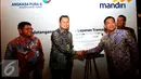 Direktur Keuangan Angkasa Pura 2, Andra Y Agussalam (tengah) berjabat tangan dengan Direktur Digital Banking dan Technology Bank Mandiri Rico Usthavia Frans saat jalin kerjasama di Jakarta, Kamis (19/5). (Liputan6.com/Angga Yuniar)
