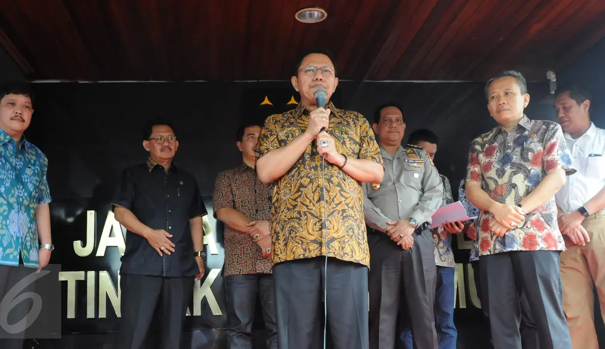 Jaksa Agung Muda Pidana Umum (Jampidum) Noor Rachmad memberi keterangan kepada awak media saat penerimaan berkas perkara tahap 1 kasus Perkara Ahok di Kejaksaan Agung, Jakarta, Jumat (25/11). (Liputan6.com/Helmi Afandi)