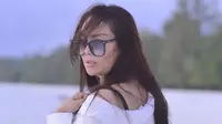 Sudah kepala empat, namun wanita yang memiliki nama asli Erie Ocktaranny ini tetap tampil menawan. Banyak netizen memuji penampilannya yang terlihat awet muda. Beberapa waktu belakangan ini gayanya pun disebut semakin fresh dan menuai banyak pujian. (Liputan6.com/IG/@kalinaocktaranny)