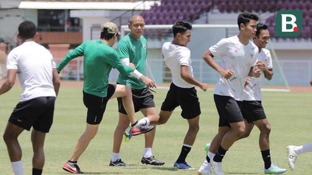 Foto: Timnas Indonesia U-20 Latihan Dibawah Sinar Terik, Marselino Ferdinan Kena Tendang Shin Tae-yong