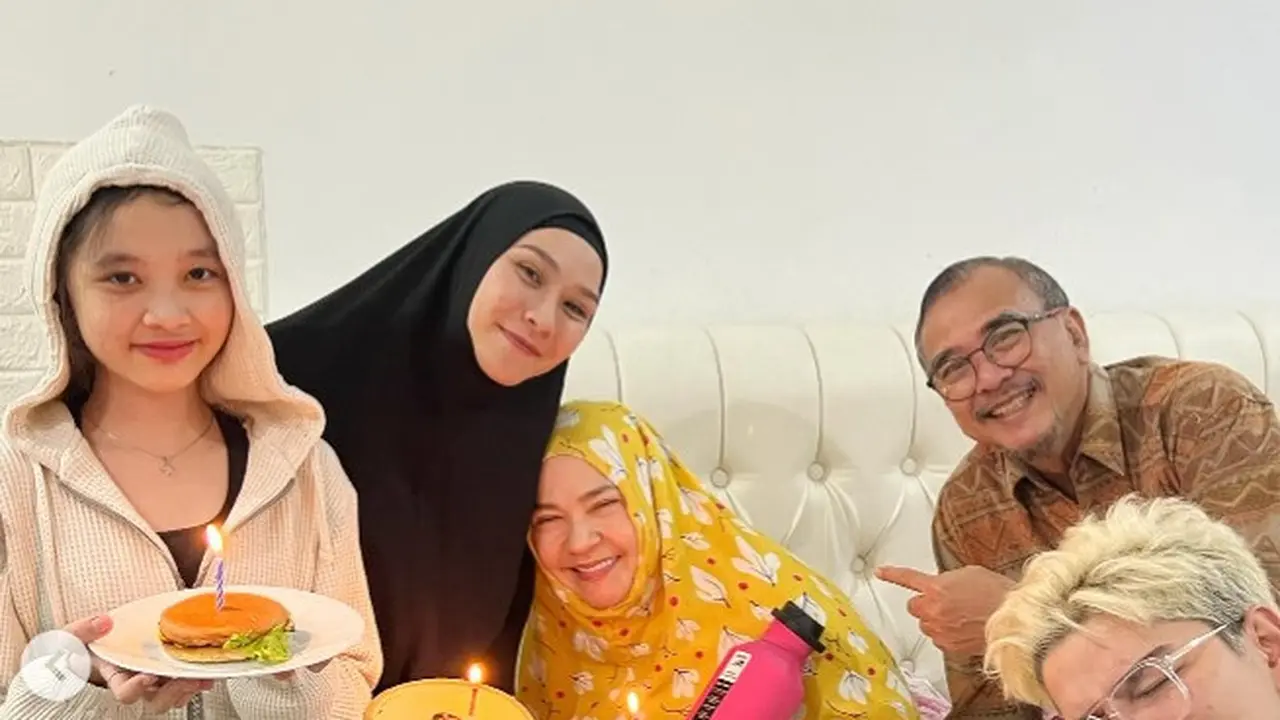 Potret ibu Zaskia Adya Mecca mendapat kejutan ulang tahun (Sumber: Instagram/zaskiadyamecca)