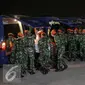 Prajurit memasukkan peti jenazah korban jatuhnya pesawat Hercules C-130 ke dalam mobil jenazah di Lanud Halim Perdanakusuma, Jakarta, Rabu (1/7/2015). Presiden Jokowi memimpin langsung upacara penerimaan jenazah. (Liputan6.com/Faizal Fanani)