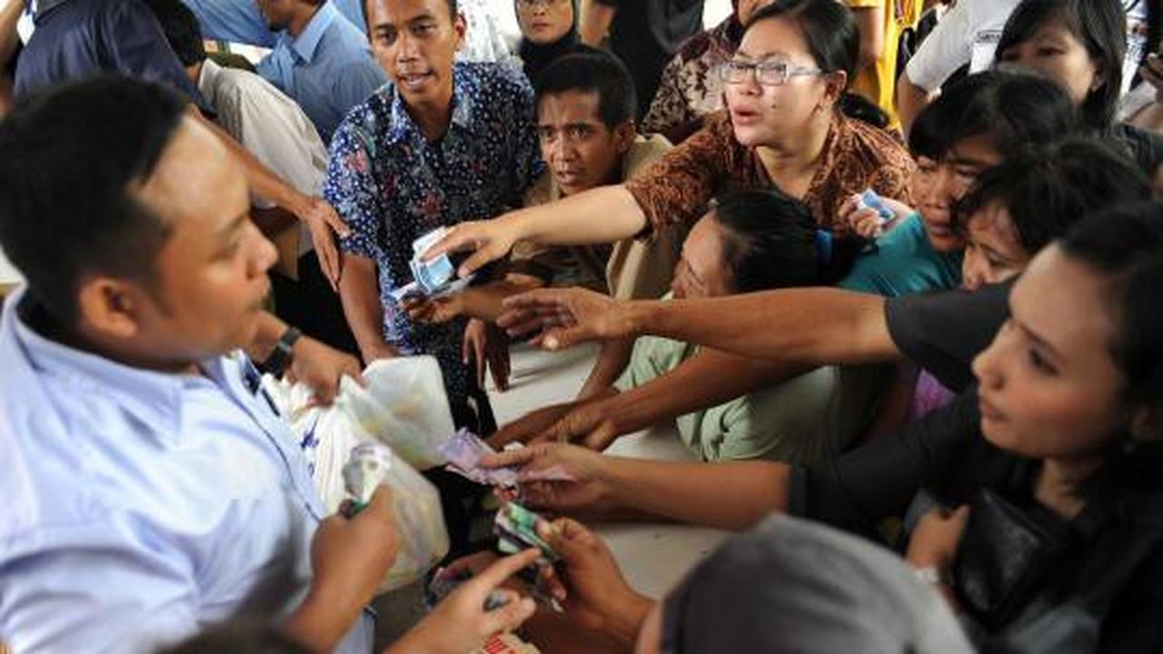 Warga berebut sembako murah