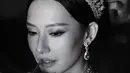 Tampilan Athina makin mewah dengan mahkota emas dan berlian dari Rinaldy A. Yunardi dan anting permata [@theleonardi]