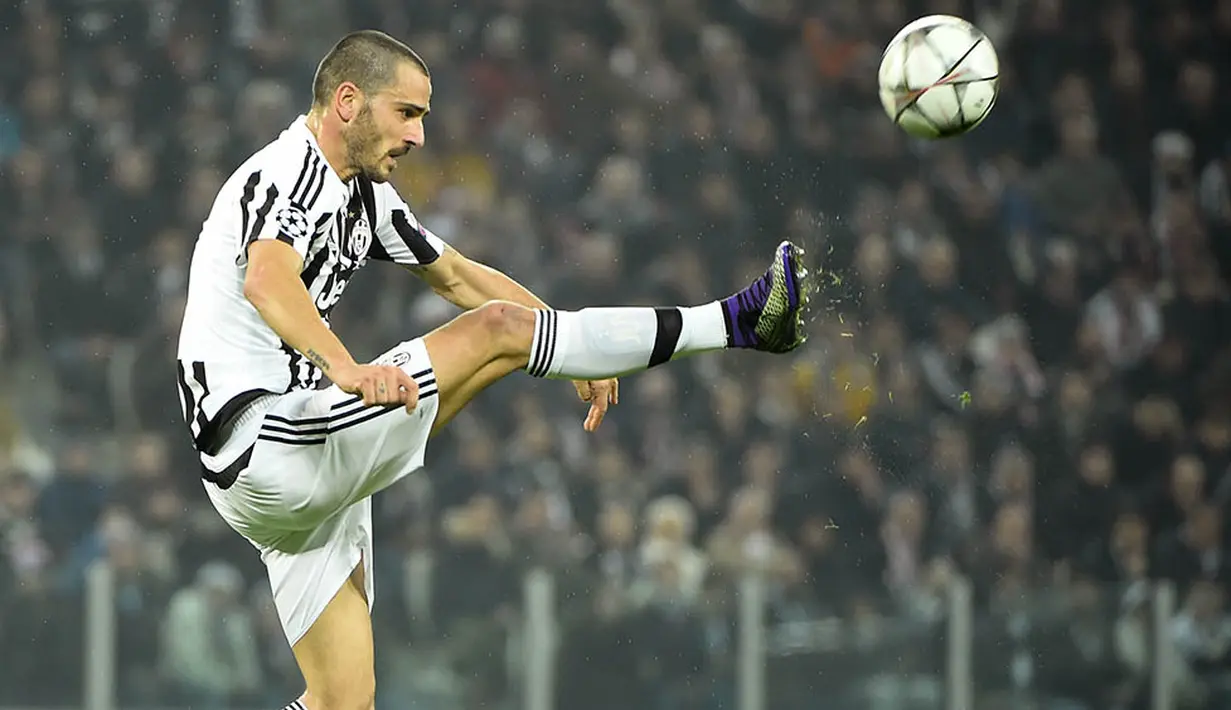 3. Leonardo Bonucci, penampilannya yang memukau pada Piala Eropa membuat Jose Mourinho tertarik memboyongnya ke MU. Namun menurut, Daily Star, tidak mudah mendapatkan bek Italia itu karena harus bersaing dengan Chelsea. (AFP/Olivier Morin)