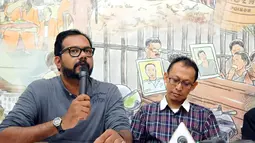Koordinator Kontras, Haris Azhar (kiri) didampingi aktivis Institute Of Democracy, Arief Suyanto, saat konferensi pers terkait penentapan calon Kapolri Budi Gunawan sebagai tersangka, Jakarta, Rabu (14/1/2015). (Liputan6.com/Panji Diksana)