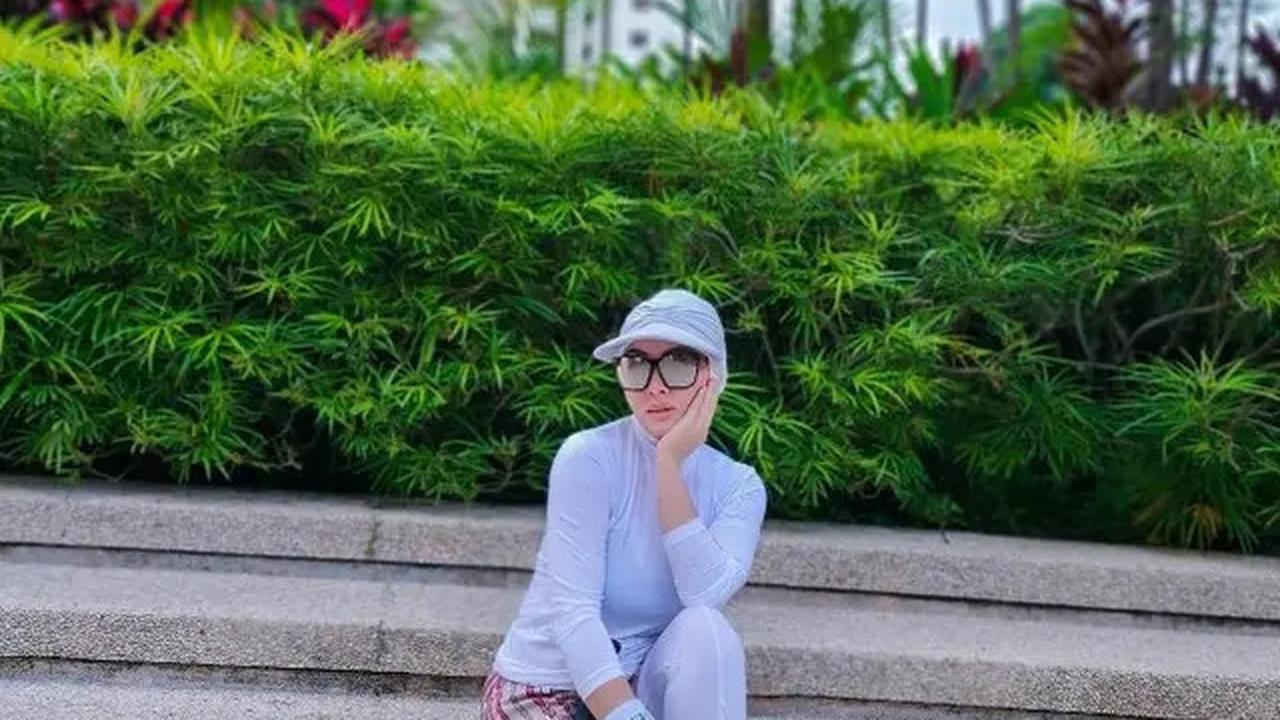 Outfit Olahraga Tenis ala Syahrini, Anggun dan Sporty