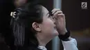 Terdakwa kasus narkoba Jennifer Dunn mengusap air matanya saat menjalani sidang lanjutan di PN Jakarta Selatan, Kamis (24/5). Sidang tersebut beragendakan mendengarkan JPU membacakan tuntutan terhadap Jennifer Dunn. (Liputan6.com/Faizal Fanani)
