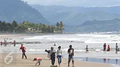 Warga bermain di sekitar Pantai Karang Hawu, Sukabumi, Jawa Barat, (8/2). Pantai Karang Hawu yang menawarkan hamparan pasir serta karang menjadi salah satu wisata murah meriah bagi wisatawan dalam mengisi hari libur. (Liputan6.com/Immanuel Antonius)