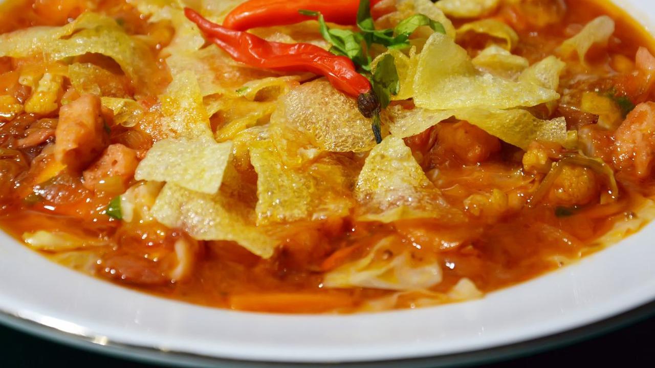 Pesta pernikahan di setiap daerah punya ciri khas tersendiri. Mulai dari rangkaian acara hingga kuliner yang dihidangkan. Demikian halnya dengan pesta pernikahan di Kabupaten Sumenep, Jawa Timur.
