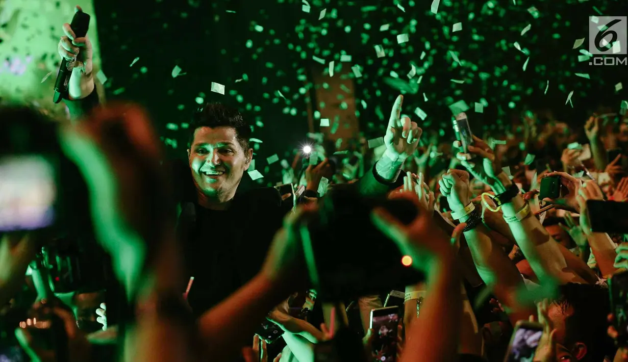 Senyum vokalis The Script, Danny O'Donoghue dalam konser bertajuk 'Freedom Child Tour' di Jakarta, Selasa (10/4). Aksi panggung The Script mampu menghipnotis ribuan fansnya. (Liputan6.com/Faizal Fanani)