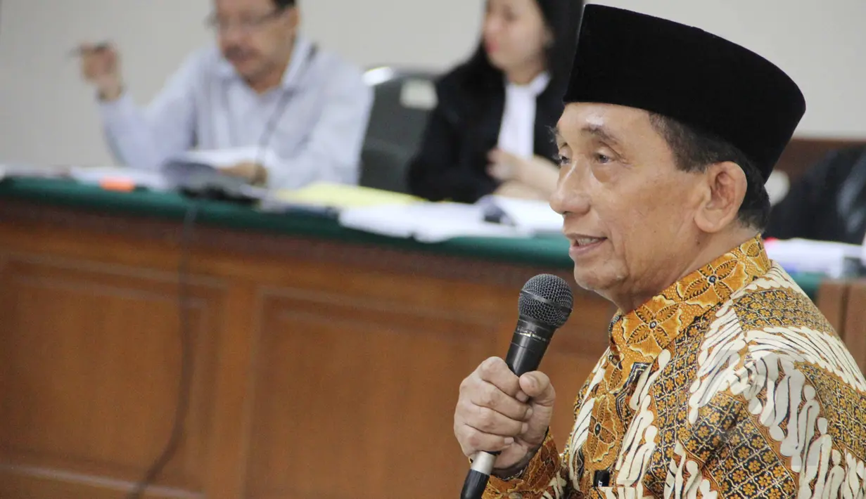 Mantan Bupati Bangkalan, Fuad Amin memberikan kesaksian di Pengadilan Tipikor, Jakarta, Senin (23/3/2015). Fuad menjadi saksi Antonius Bambang Djatmiko atas kasus dugaan suap jual beli gas alam di Bangkalan, Jatim. (Liputan6.com/Helmi Afandi)
