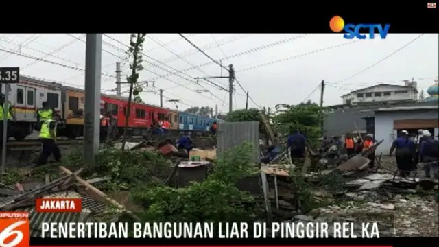 PT KAI Daops 1 Jakarta bongkar paksa bangunan liar di pinggir bantalan rel kereta di Stasiun Bojong Indah hongga Rawa Buaya, Cengkareng, Jakarta Barat.