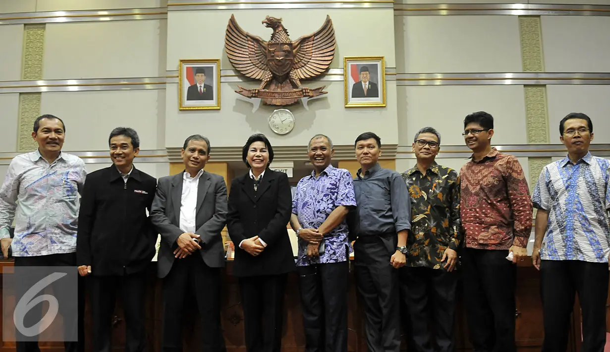 Calon Pimpinan KPK Saut Situmorang, Sujanarko, Robby Arya Brata, Basaria Panjaitan, Agus Rahardjo, Surya Tjandra, Johan Budi SP, Laode Muhamad dan Alexander Marwata foto bersama sebelum mengikuti uji makalah di Jakarta (4/12). (Liputan6.com/Johan Tallo)