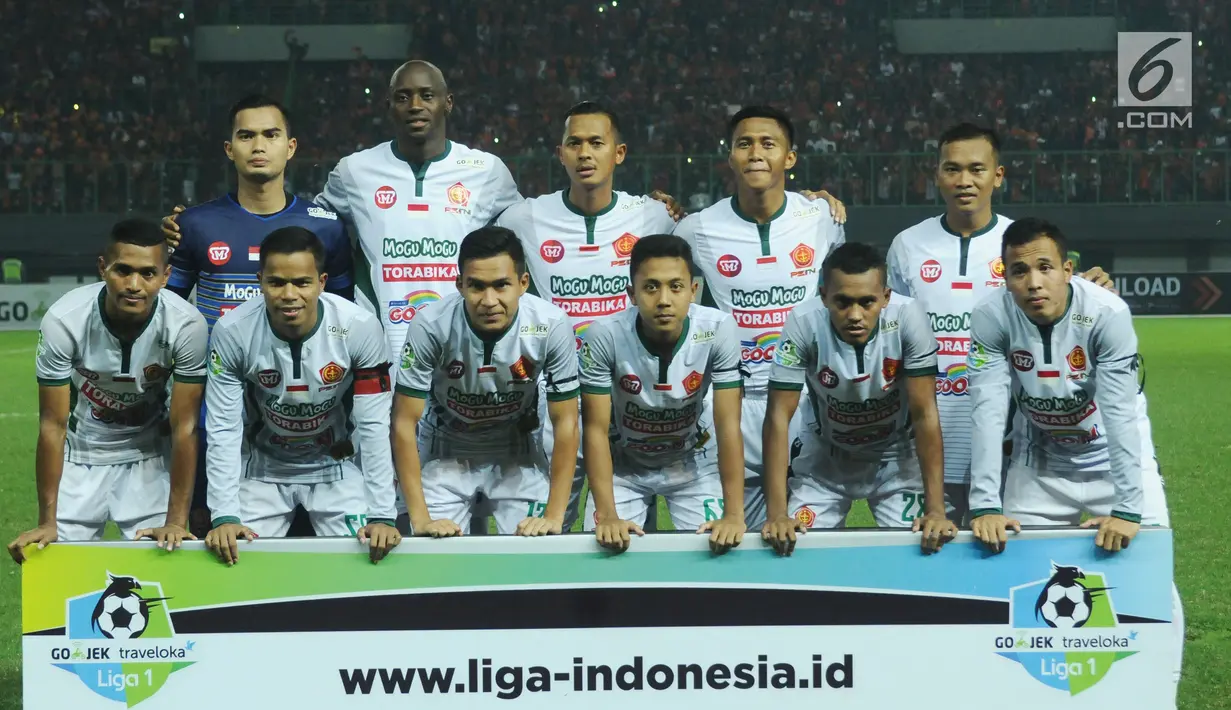Pemain PS TNI mengenakan pita hitam di lengan berfoto jelang melawan Persija pada lanjutan Liga 1 Indonesia di Stadion Patriot Candrabhaga, Bekasi, Sabtu (30/9). Pita hitam untuk mengenang para pahlawan revolusi. (Liputan6.com/Helmi Fithriansyah)