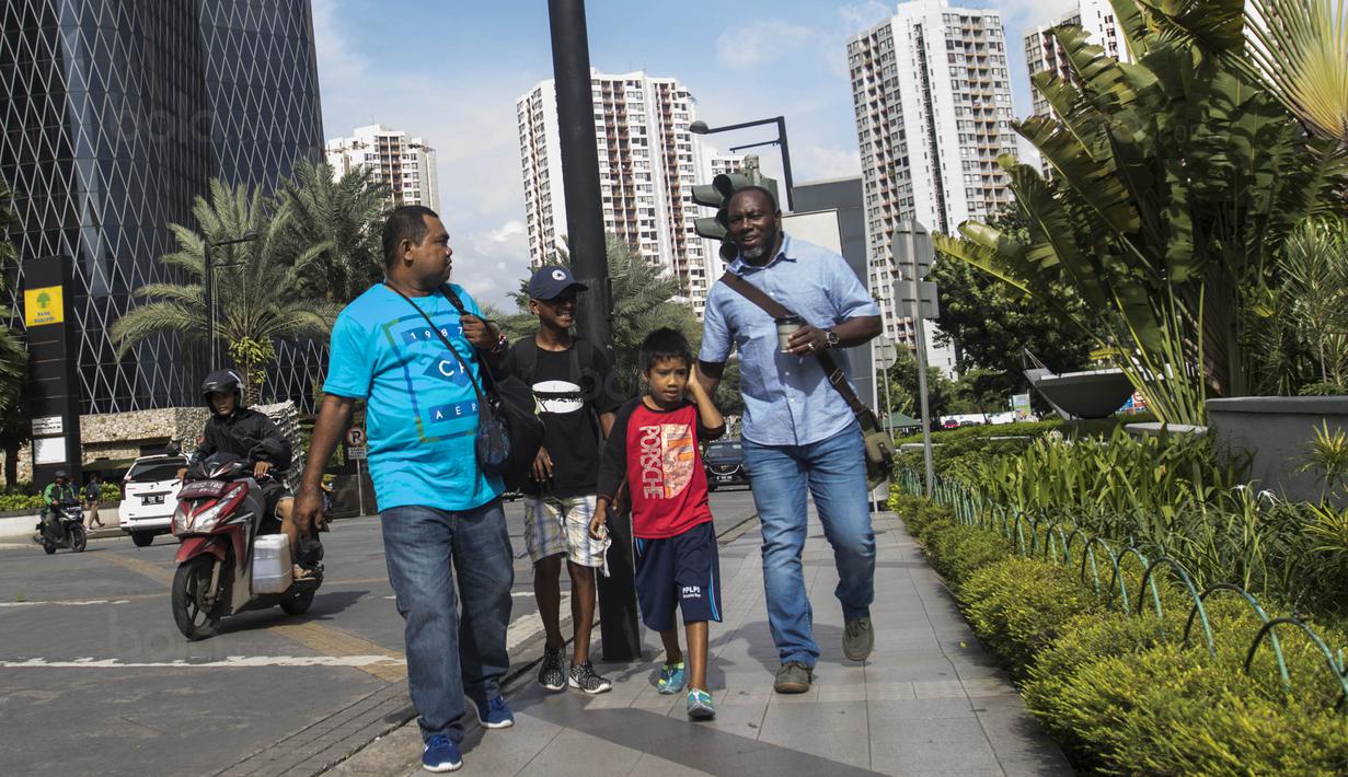 Mantan pelatih Timnas Indonesia, Jacksen F. Tiago, berbincang bersama pelatih SSB Tulehu Putra, Sani Tawainella di Jakarta, Senin (4/11/2017). Keduanya akan membina 13 anak Maluku dalam pelatihan Liga Remaja UC News. (Bola.com/Vitalis Yogi Trisna)