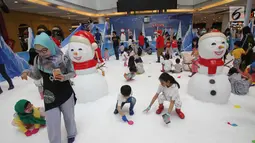 Anak-anak bermain salju di Snow Village di salah satu pusat perbelanjaan di kawasan Tangsel, Senin (17/12). Jelang Natal dan Tahun Baru sejumlah pusat perbelanjaan menyajikan kegiatan untuk menarik pengunjung. (Merdeka.com/Arie Basuki)