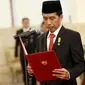 Presiden Jokowi membacakan sumpah jabatan saat melantik Kepala Badan Nasional Penanggulangan Terorisme (BNPT) dan Kepala Badan Keamanan Laut (Bakamla) di Istana Negara, Jakarta, Rabu (16/3).  (Liputan6.com/Faizal Fanani)