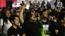 Penonton saat menyaksikan aksi grup band Jamrud di panggung Bergelora perhelatan Berdendang Bergoyang Festival, Kawasan Istora Senayan, Jakarta, Jumat (28/10/2022). Tampil selama lebih kurang satu jam, Jamrud menghentak penggemarnya dengan sejumlah lagu baru dan lawas, diantaranya Telat 3 Bulan, Pelangi di Matamu, Surti Tejo, dll. (Liputan6.com/Helmi Fithriansyah)
