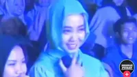 Eva salah satu jemaah Gus Iqdam yang menangis histeris saat dengar Gus Iqdam sakit (TikTok)