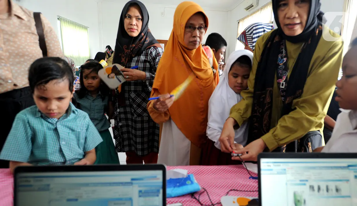 Murid SLB melakukan scaning jari saat tes STIFIn di Sekolah Luar Biasa A Pembina Tingkat Nasional, Lebak Bulus, Jakarta, Selasa (17/12/2019). Tes ini untuk mengetahui minat dan bakat siswa serta merupakan pilot project pertama bagi murid-murid berkebutuhan khusus. (merdeka.com/Arie Basuki)
