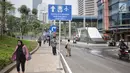 Papan penunjuk untuk mempermudah warga berpindah transportasi di kawasan integrasi transportasi Dukuh Atas, Selasa (30/4/2019). Kawasan Terintegrasi Dukuh Atas  menghubungkan empat transportasi umum di DKI Jakarta, yaitu Transjakarta, MRT, KRL, LRT, dan Kereta Bandara. (Liputan6.com/Faizal Fanani)